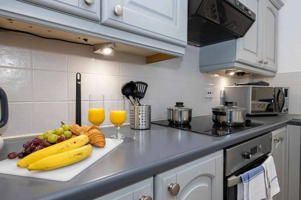 The Burton- Free Gated Parking Apartment Manchester