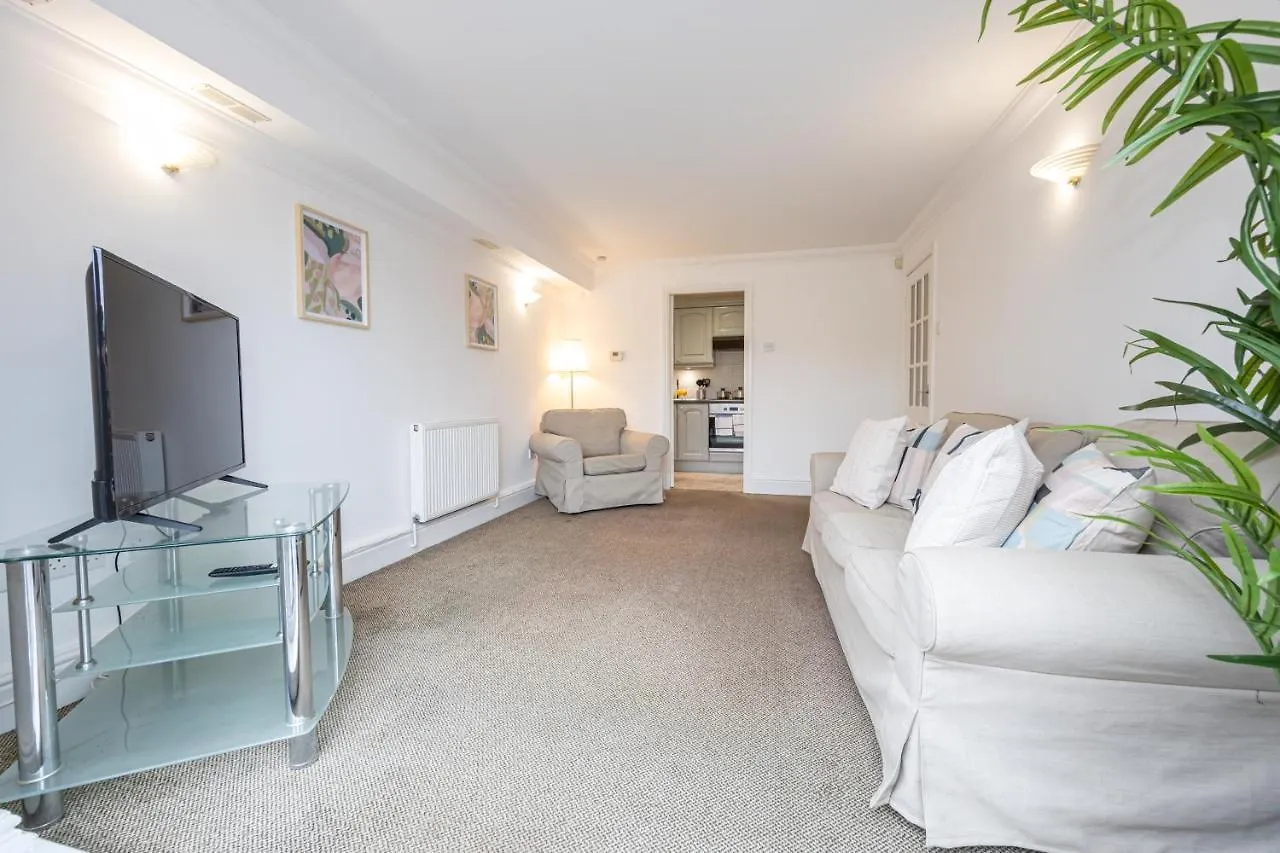 The Burton- Free Gated Parking Apartment Manchester