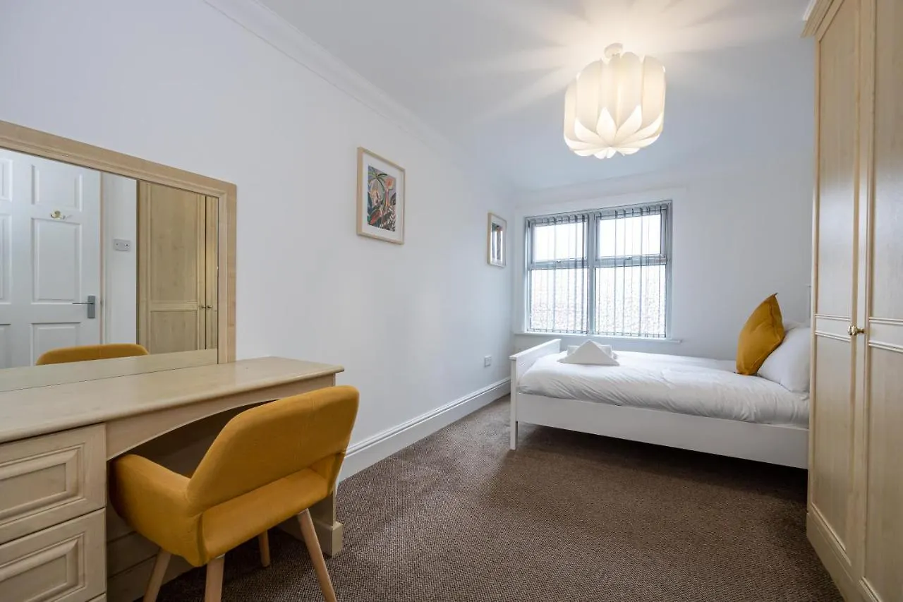 The Burton- Free Gated Parking Apartment Manchester