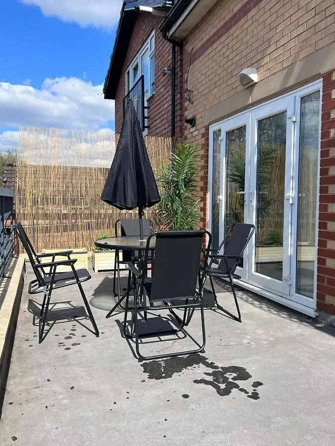 The Burton- Free Gated Parking Apartment Manchester