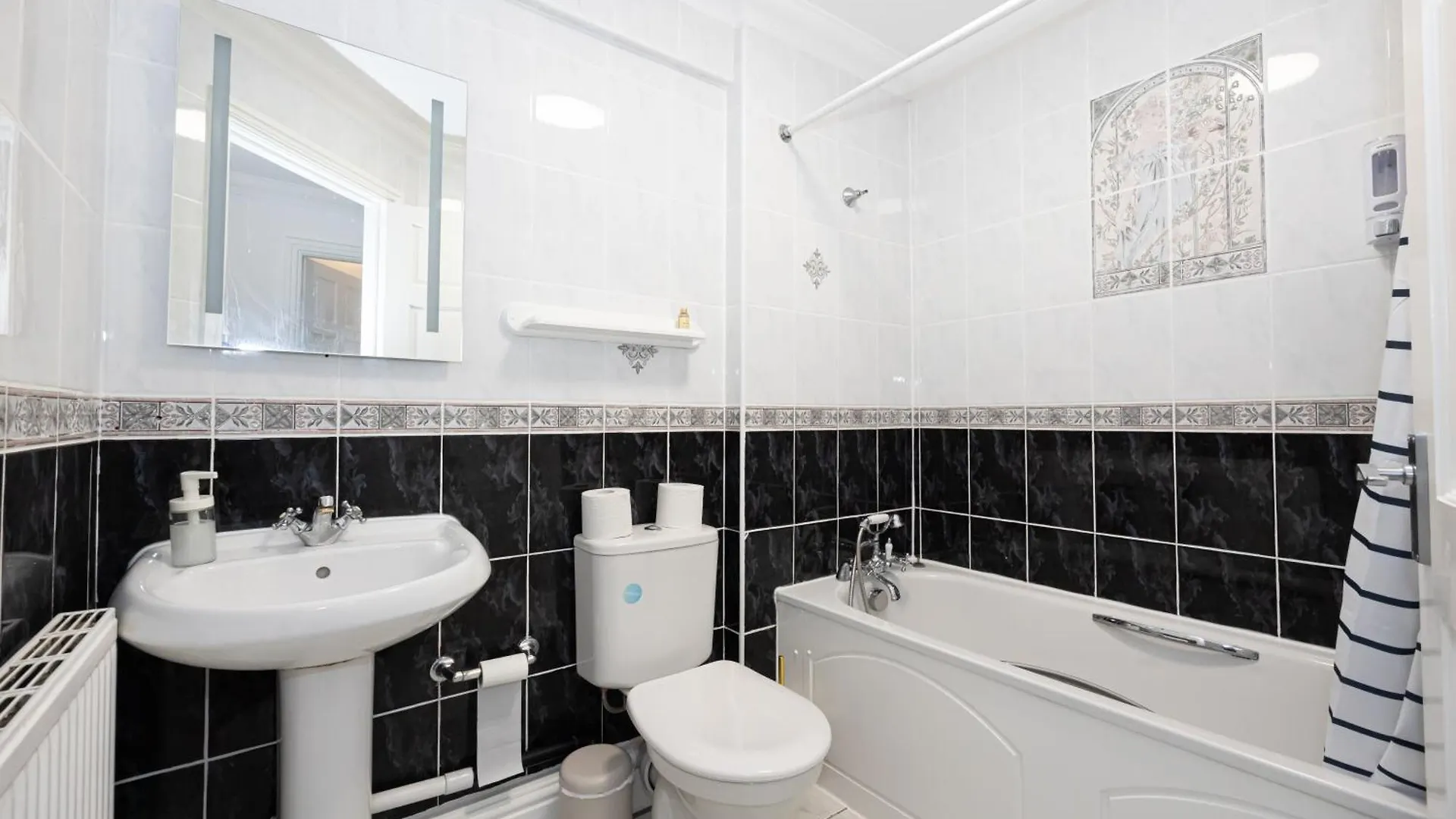The Burton- Free Gated Parking Apartment Manchester