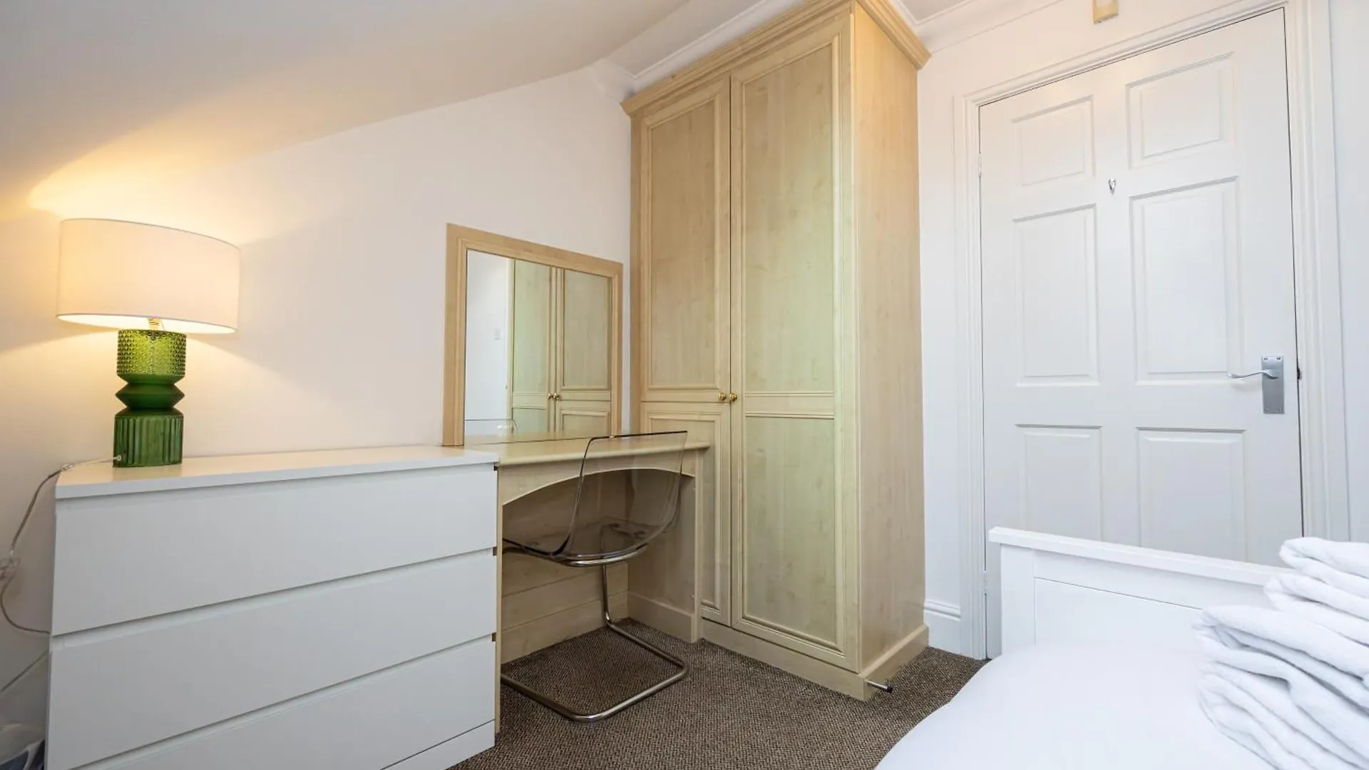 The Burton- Free Gated Parking Apartment Manchester 0*,