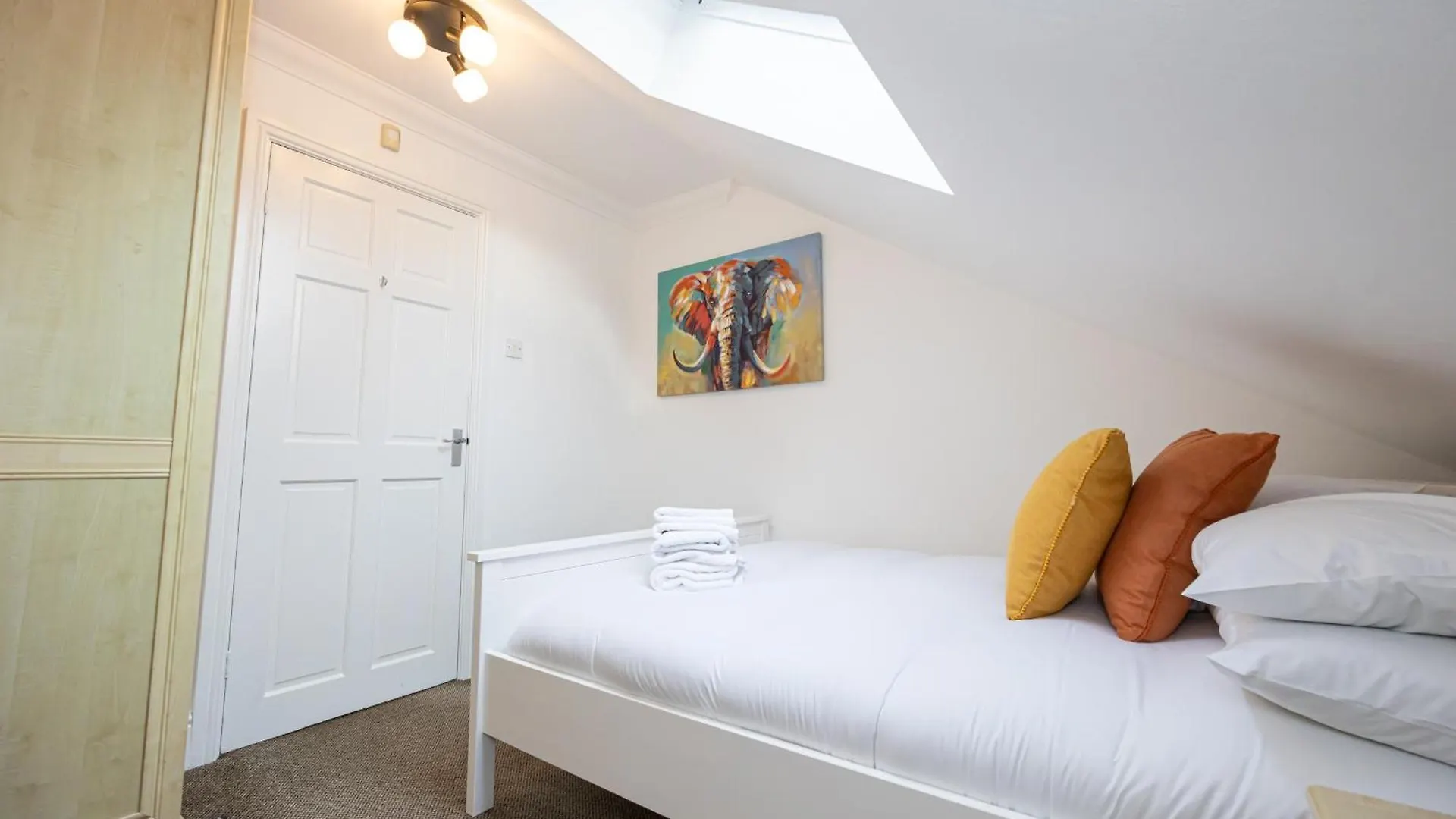 The Burton- Free Gated Parking Apartment Manchester