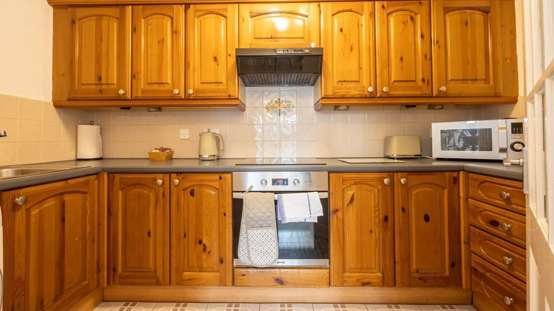 The Burton- Free Gated Parking Apartment Manchester