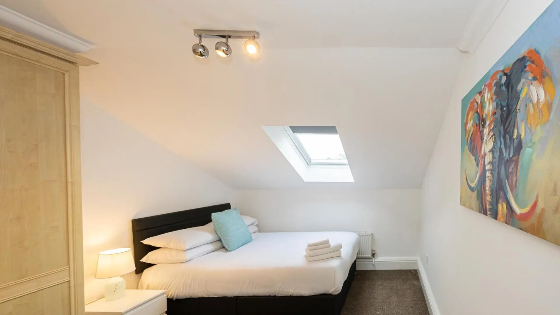 The Burton- Free Gated Parking Apartment Manchester