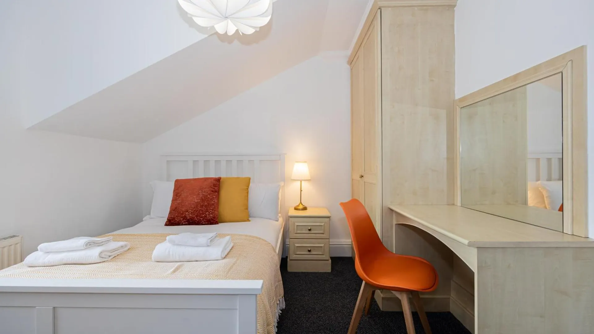 The Burton- Free Gated Parking Apartment Manchester