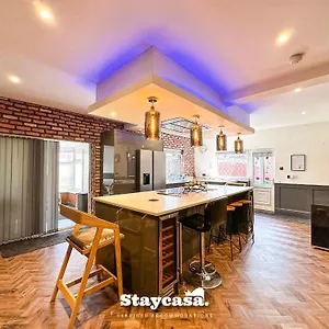  Holiday home Beautiful Detached - Jacuzzi Bath - Parking
